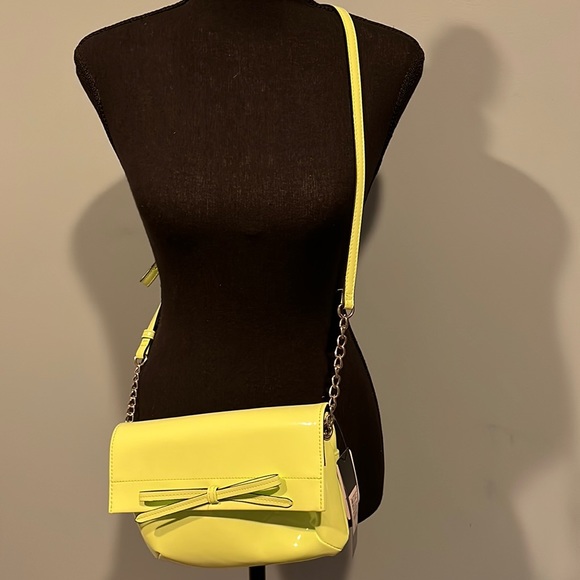 Tahari Handbags - TAHARI VEGAN LEATHER PURSE